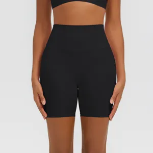 Vista di dettaglio pantaloncini yoga neri a vita alta, pantaloncini fitness traspiranti donna.