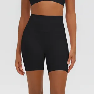 Dettaglio pantaloncini yoga neri a vita alta in tessuto elasticizzato traspirante con controllo pancia.