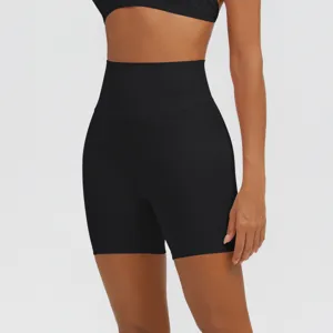 Pantaloncini da yoga neri a vita alta da donna, pantaloncini sportivi contenitivi dettaglio.