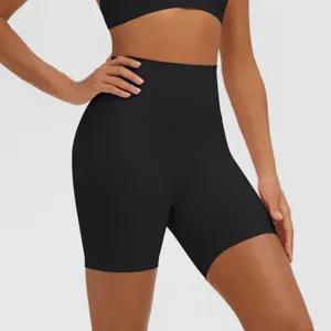 Dettaglio dei pantaloncini da yoga neri a vita alta, traspiranti e molto comodi.