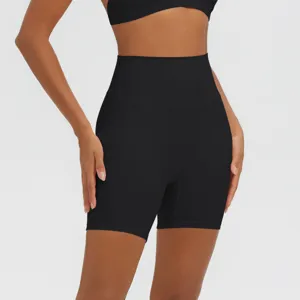 Pantaloncini yoga fitness vita alta da donna, short sportivi traspiranti in dettaglio.
