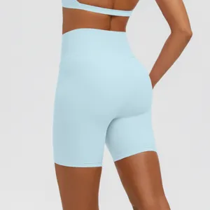 Pantaloncini da yoga a vita alta azzurri in dettaglio, abbigliamento sportivo traspirante.