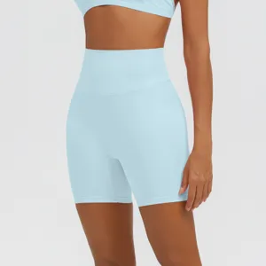 Vista dettagliata dei pantaloncini da yoga a vita alta azzurri da donna, ottima vestibilità.