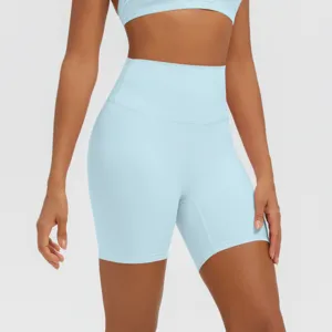 Pantaloncini da yoga stretti a vita alta primo piano, pantaloni sportivi azzurri.