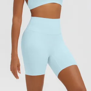 Primo piano dettagliato dei pantaloncini da yoga azzurri a vita alta e tessuto sportivo.