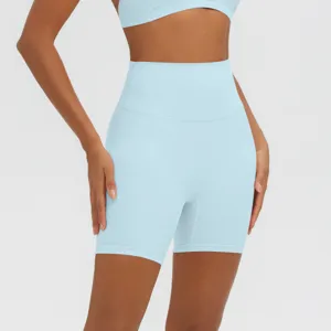 Vista dettagliata di pantaloncini da yoga a vita alta, vestibilità aderente e tessuto elastico.