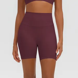 Dettaglio pantaloncini sportivi yoga vita alta, abbigliamento fitness bordeaux traspirante.