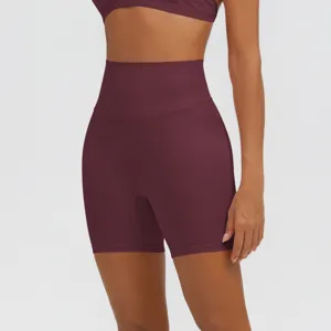 Dettaglio pantaloncini fitness a vita alta, abbigliamento sportivo traspirante, yoga.