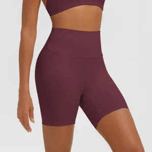 Dettaglio pantaloncini yoga vita alta, leggings sportivi elastici con effetto pancia piatta.