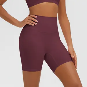 Primo piano di pantaloncini da yoga fitness marroni a vita alta, abbigliamento sportivo.