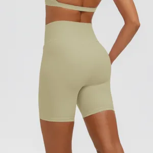 Primo piano sul retro di pantaloncini da yoga a vita alta, tessuto morbido effetto nudo.