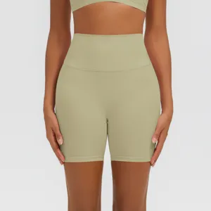 Vista dettagliata dei pantaloncini yoga a vita alta, tessuto traspirante, abbigliamento sportivo.