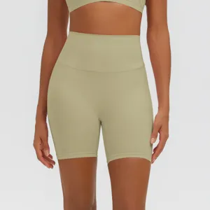 Primo piano dei pantaloncini da yoga a vita alta con tessuto traspirante e modellante.