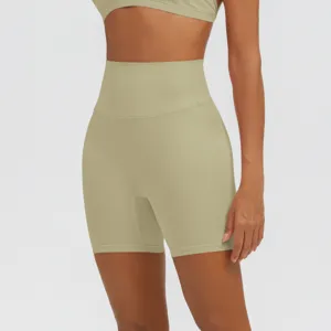 Pantaloncini da yoga fitness a vita alta da donna primo piano, pantaloncini sportivi attillati.