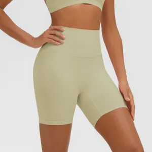 Primo piano dettagliato di pantaloncini da yoga a vita alta verdi, perfetti per il fitness.
