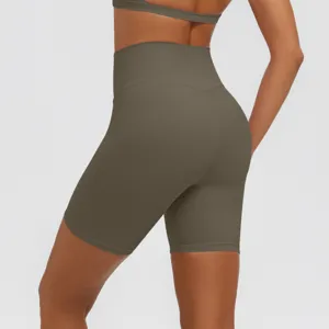 Primo piano dettagliato dei pantaloncini da yoga a vita alta con cucitura posteriore.