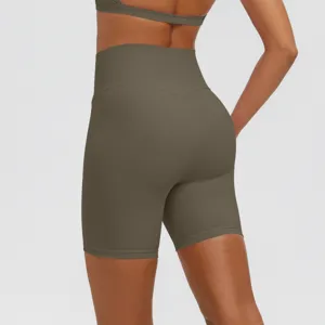 Vista dettagliata di pantaloncini yoga a vita alta con cuciture modellanti sul retro.