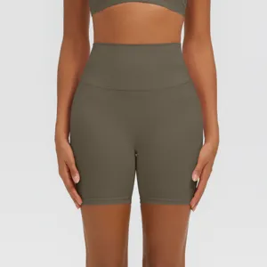 Dettaglio pantaloncini yoga fitness vita alta, tessuto sensazione nuda, sport.