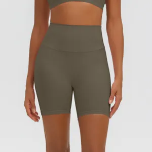 Vista di dettaglio dei pantaloncini da yoga fitness a vita alta con tessuto elastico traspirante.