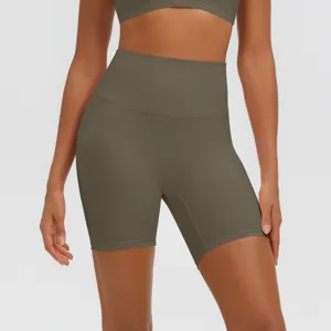 Dettaglio di pantaloncini da yoga a vita alta con vestibilità aderente, tessuto traspirante e comfort.