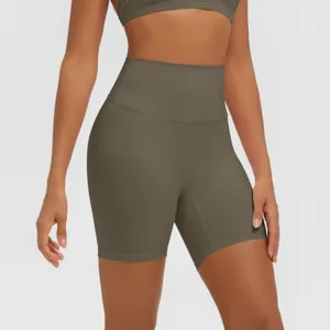 Vista dettagliata di pantaloncini yoga fitness traspiranti a vita alta, vestibilità aderente.