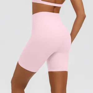 Vista di dettaglio di pantaloncini da yoga rosa a vita alta con design modellante.