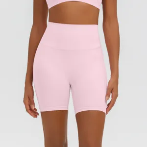 Dettaglio primo piano pantaloncini da yoga fitness rosa a vita alta con vestibilità elastica.