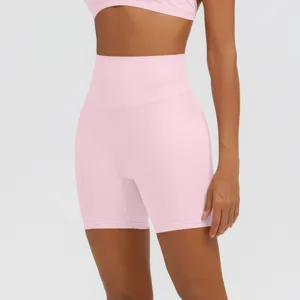 Dettaglio pantaloncini yoga a vita alta senza cuciture in tessuto elasticizzato rosa.