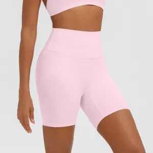 Pantaloncini da yoga a vita alta rosa da donna, abbigliamento fitness traspirante dettaglio.