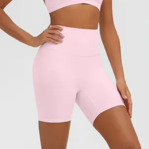 Dettaglio ravvicinato di pantaloncini da yoga rosa a vita alta, elastici e comodi per fitness.