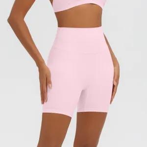 Dettaglio pantaloncini fitness vita alta, pantaloncini yoga rosa, sportivi traspiranti.
