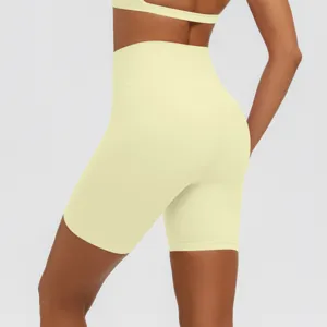 Vista di dettaglio dei pantaloncini da yoga a vita alta ed elastici per lo sport.