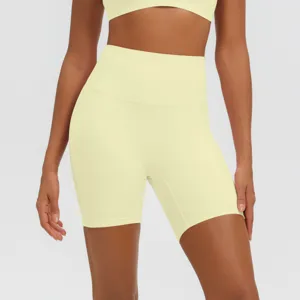 Vista ravvicinata di pantaloncini da yoga traspiranti a vita alta da donna giallo chiaro.