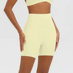 Dettaglio dei pantaloncini da yoga fitness gialli a vita alta con design sportivo elasticizzato.