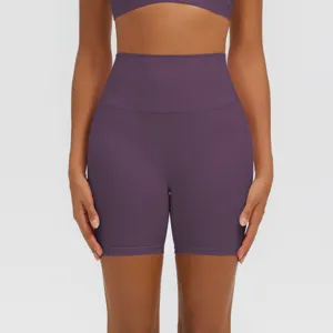 Vista di dettaglio pantaloncini yoga fitness viola a vita alta, contenitivi ed elastici.