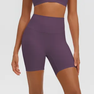 Dettaglio pantaloncini yoga viola vita alta, design senza cuciture e tessuto fitness traspirante.
