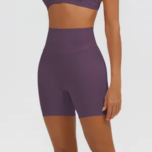 Dettaglio pantaloncini yoga vita alta, abbigliamento sportivo viola elastico per fitness.