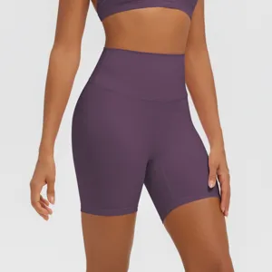 Dettaglio pantaloncini yoga viola vita alta, abbigliamento sportivo traspirante da donna.