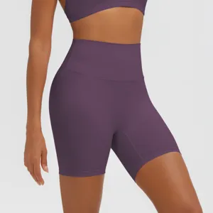 Pantaloncini da yoga a vita alta effetto nude in dettaglio, pantaloncini fitness viola.