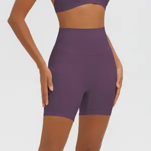 Dettaglio pantaloncini yoga viola a vita alta, abbigliamento sportivo traspirante.