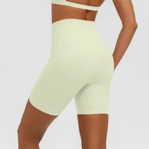 Dettaglio in primo piano di pantaloncini da yoga a vita alta da donna, sportivi traspiranti.