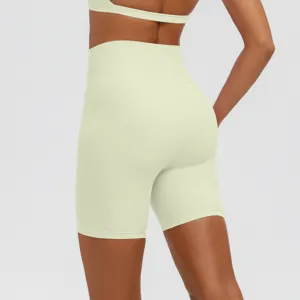 Vista dettagliata di pantaloncini da yoga a vita alta verde pastello, effetto push-up.