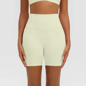 Dettaglio dei pantaloncini da yoga a vita alta, tessuto elasticizzato traspirante per il fitness.