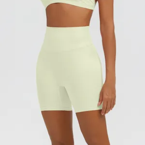 Dettaglio in primo piano di pantaloncini da yoga a vita alta, tessuto elasticizzato traspirante.