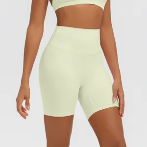 Primo piano pantaloncini yoga vita alta contenitivi con effetto sportivo push up
