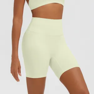 Dettaglio pantaloncini yoga vita alta, abbigliamento sportivo confortevole per fitness.