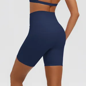 Vista ravvicinata del retro dei pantaloncini yoga vita alta, dettaglio di abbigliamento sportivo.