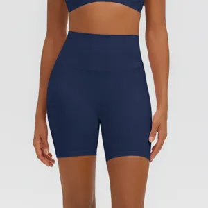Dettaglio dei pantaloncini yoga a vita alta con tessuto elasticizzato e controllo pancia.