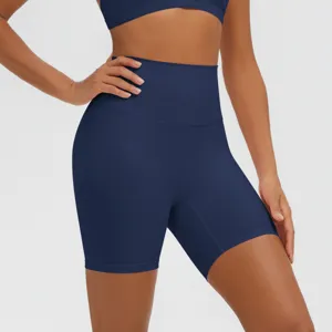 Primo piano sui dettagli dei pantaloncini da yoga a vita alta con tessuto elastico