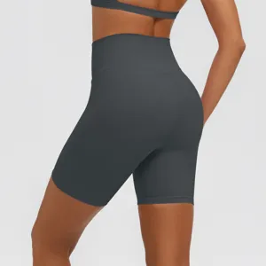 Dettaglio pantaloncini yoga vita alta retro, pantaloncini sportivi traspiranti, push up.